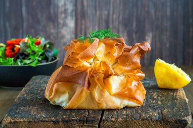 Coulibiac - Pilav, mantar, soğan, dereotu ve haşlanmış yumurtayla doldurulmuş somon dolu Rus tipi pirog.