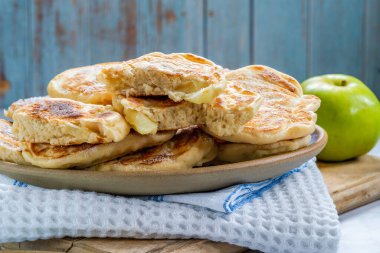Yumuşak ev yapımı krep. Elma tozlu ve şekerli.