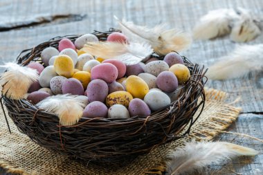 Yuvadaki renkli Paskalya çikolataları.