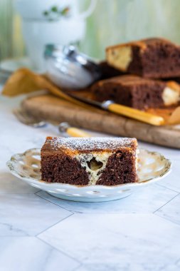 Vanilyalı ve çikolatalı kek.