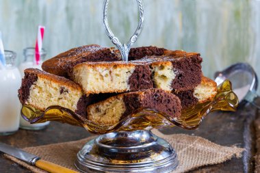 Vanilyalı ve çikolatalı kek.