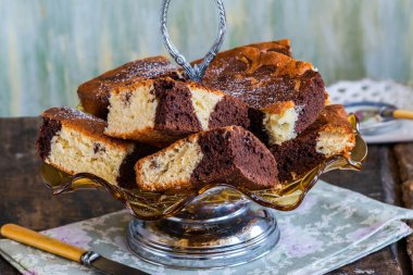 Vanilyalı ve çikolatalı kek.