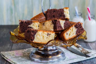 Vanilyalı ve çikolatalı kek.