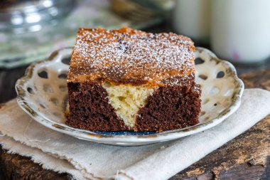 Vanilyalı ve çikolatalı kek.