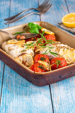 Borlotti fasulye ve domatesli beyaz şarapta pişirilmiş Halibut.