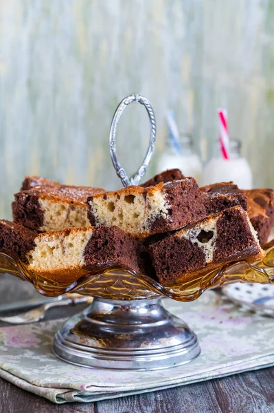 Vanilyalı ve çikolatalı kek.