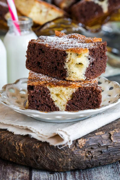 Vanilyalı ve çikolatalı kek.