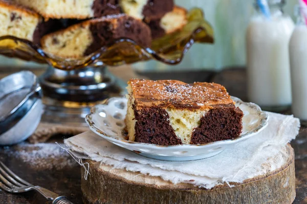 Vanilyalı ve çikolatalı kek.