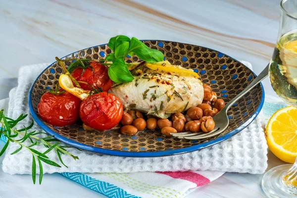 Borlotti fasulye ve domatesli beyaz şarapta pişirilmiş Halibut. 