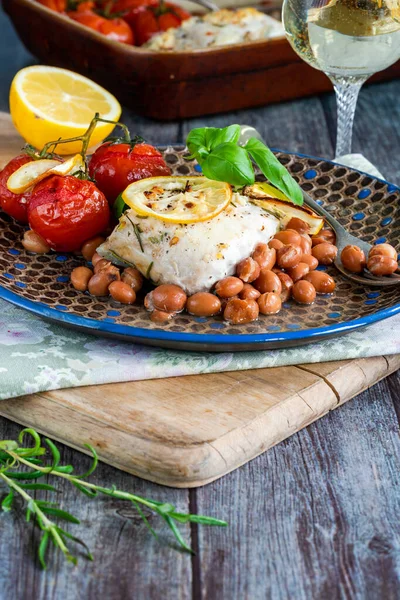Borlotti fasulye ve domatesli beyaz şarapta pişirilmiş Halibut. 