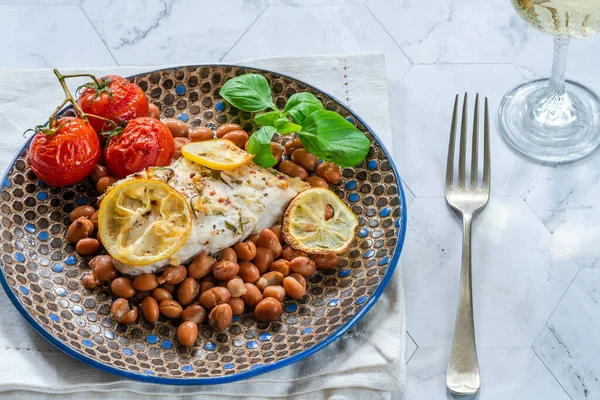 Halibut Coapte Vin Alb Boabe Borlotti Roșii — Fotografie, imagine de stoc