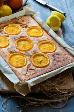  Dilimlenmiş portakallı turuncu pasta.