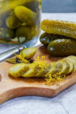 Sirke ve sarımsaklı salatalık turşusu.