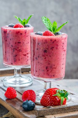 Taze meyve ve nane ile süslenmiş meyveli meyve suyu.