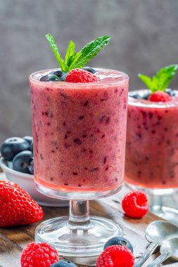 Taze meyve ve nane ile süslenmiş meyveli meyve suyu.