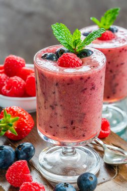 Taze meyve ve nane ile süslenmiş meyveli meyve suyu.