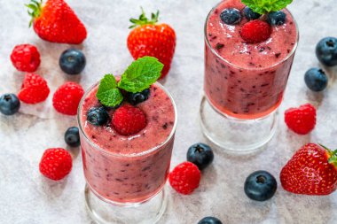 Taze meyve ve nane ile süslenmiş meyveli meyve suyu.