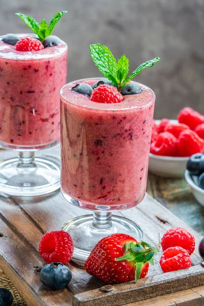 Smoothie Baga Mista Decorado Com Frutas Frescas Hortelã — Fotografia de Stock