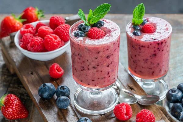 Smoothie Aux Baies Mélangées Garni Fruits Frais Menthe — Photo