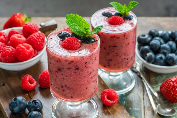 Blandad Bärsmoothie Garnerad Med Färsk Frukt Och Mynta — Stockfoto