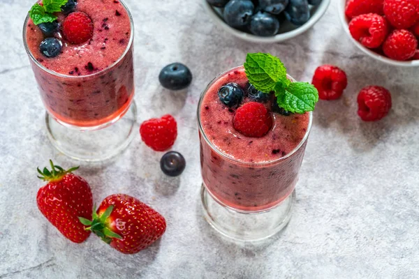 Blandad Bärsmoothie Garnerad Med Färsk Frukt Och Mynta — Stockfoto