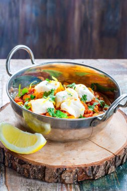 Körili balık, nohut ve taze kişniş.