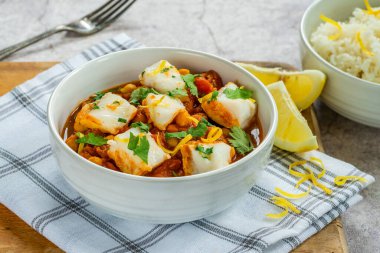 Körili morina balığı, taze kişniş ve pilav.