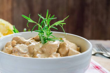 Kremalı limon ve biberiye soslu tavuk.