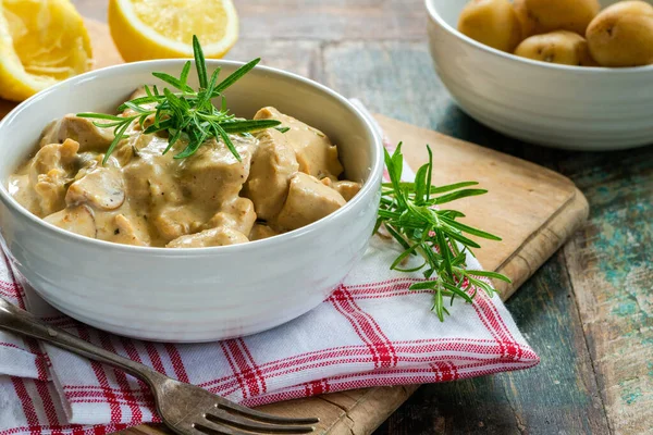 Kremalı Limon Biberiye Soslu Tavuk — Stok fotoğraf