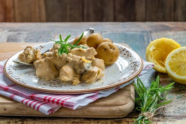 Kremalı Limon Biberiye Soslu Tavuk — Stok fotoğraf