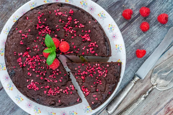 Torta Chocolate Frambuesa Adornada Con Fruta Fresca Menta Vista Aérea — Foto de Stock