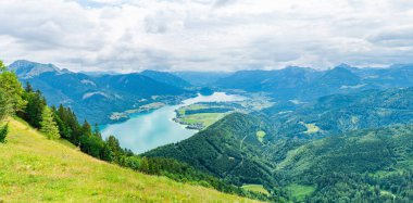Wolfgangsee Gölü 'nün geniş panoramik manzarası, Zwolferhorn Dağı' ndan Avusturya 'nın Salzkammergut bölgesinde Sankt Gilgen' in yukarısındaki dağlar ve tepeler.