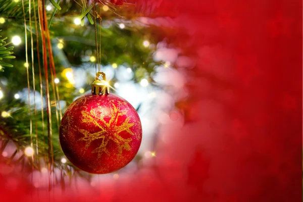 Bola de Natal isolado no fundo vermelho. — Fotografia de Stock