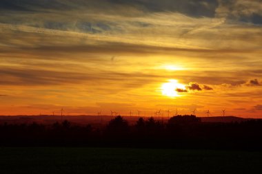 Kara Orman sisin üzerinde gündoğumu.
