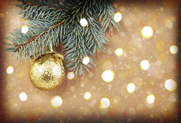 背景のボケ味に分離された黄金のクリスマス ボール. — ストック写真