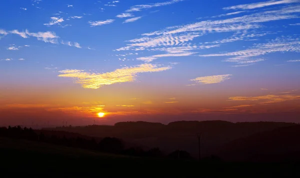 Cielo colorido con fondo de sol en las montañas . — Foto de Stock