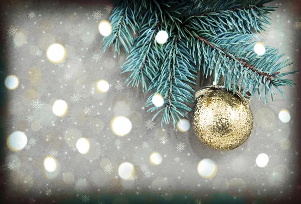 Gouden kerst bal geïsoleerd op de achtergrond bokeh. — Stockfoto