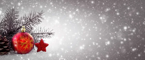 クリスマスの装飾と灰色の背景に分離した降雪量. — ストック写真