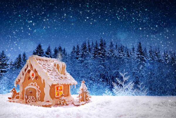 Christmas pepparkakshus och snöfall. — Stockfoto