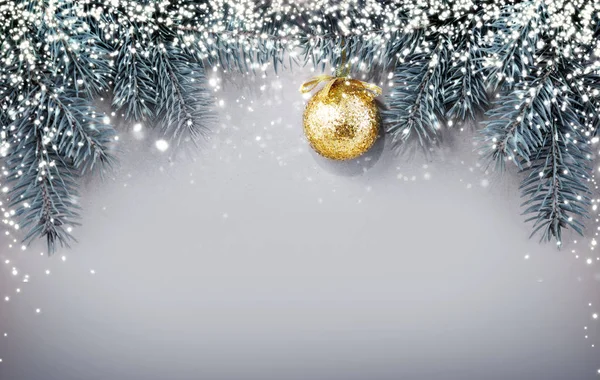 Złota piłka Boże Narodzenie na białym tle na szarym tle. — Zdjęcie stockowe