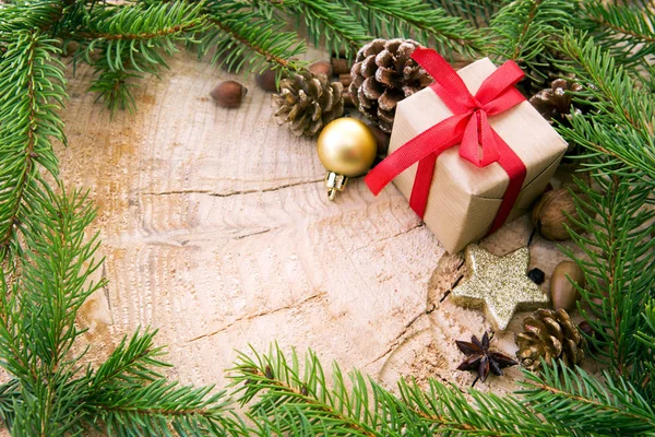 Weihnachtsrahmen dekoriert mit Geschenkbox und Tannenzweigen. — Stockfoto