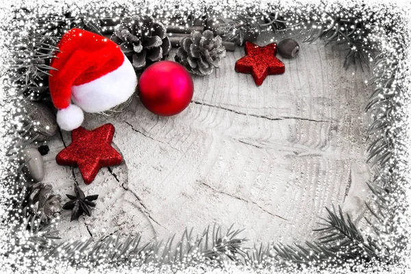 Sombrero de Navidad con adornos y ramas de abeto sobre fondo gris . —  Fotos de Stock
