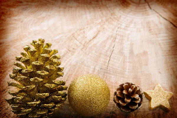 Weihnachtsdekoration mit goldener Kugel und Tannenzapfen. — Stockfoto