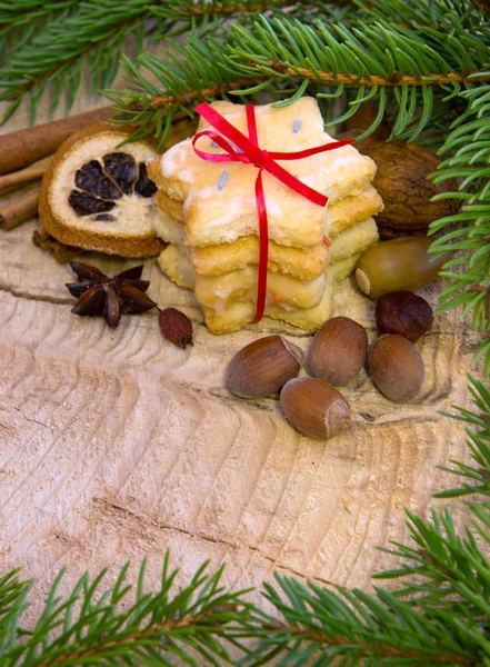Ciasteczka świąteczne i ozdoba na podłoże drewniane. — Zdjęcie stockowe