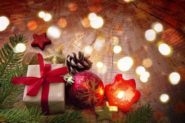 Noel ışıkları ve Advent mum dekorasyon ile .