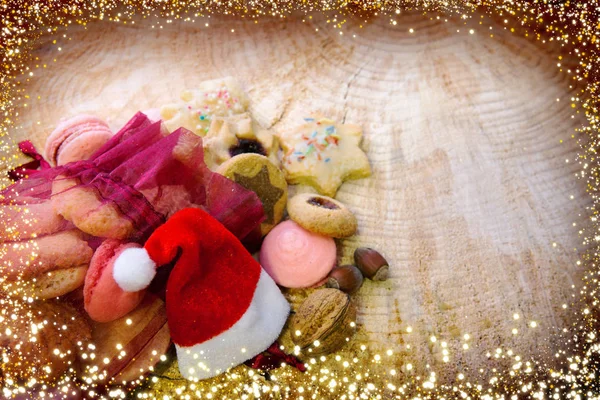 クリスマスの帽子と赤の袋にクッキー. — ストック写真