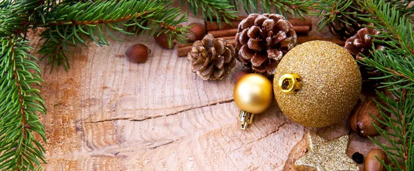 Marco de Navidad decorado con adornos dorados y ramas de abeto . — Foto de Stock