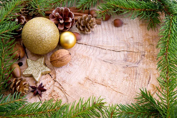 Kerst frame versierd met gouden bauble en Spar takken. — Stockfoto
