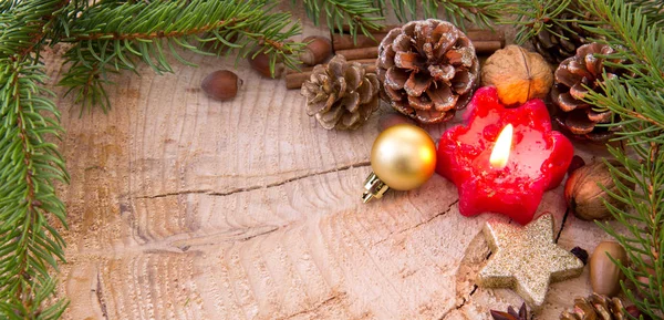 Moldura de Natal decorado com vela de advento vermelho e ramos de abeto . — Fotografia de Stock