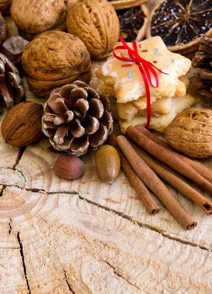 Рождественское печенье и различные орехи  . — стоковое фото